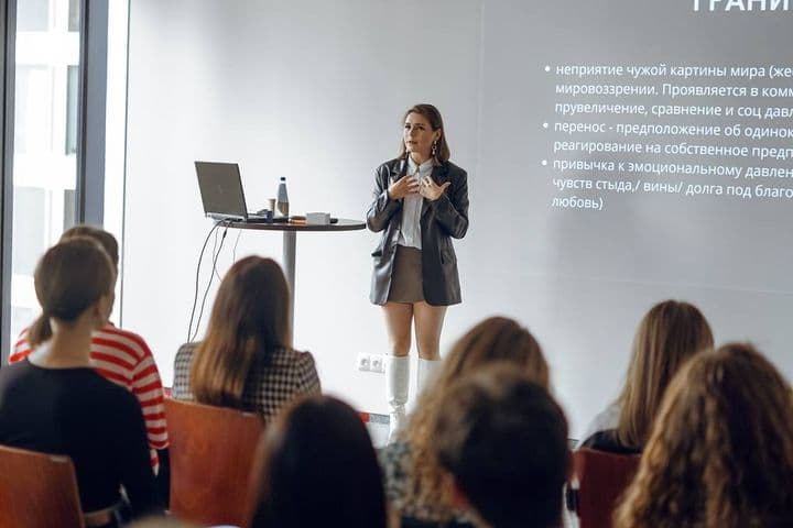Виктория выступает перед залом с лекцией о границах